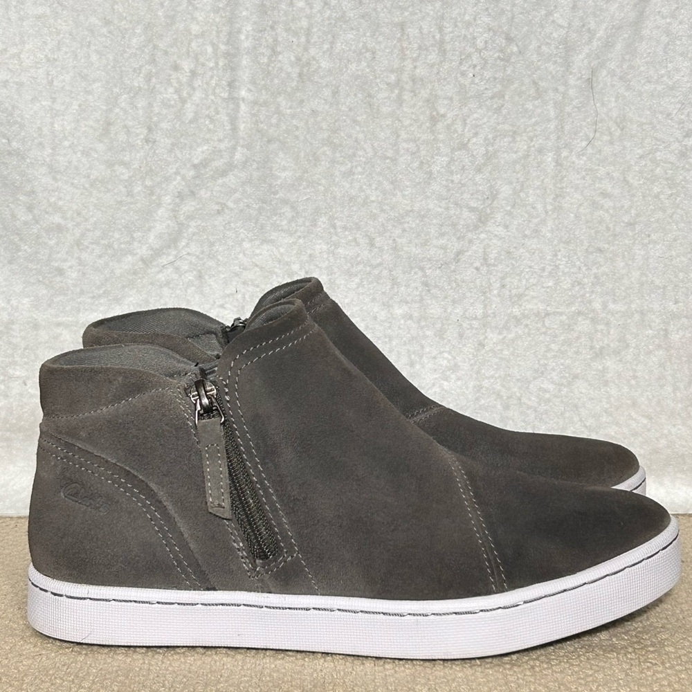 Clarks Womens Pawley Adwin Grey Suede Side Zip Sneakers Shoes SZ 7.5 M